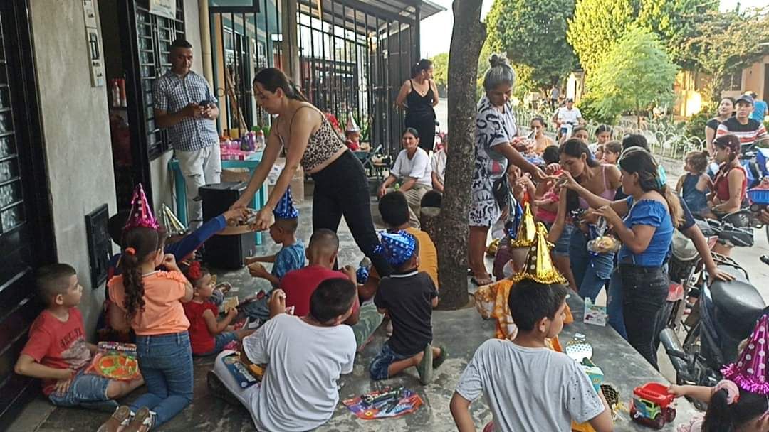 Celebración de Navidad con niños vulnerables
