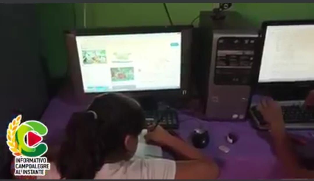 Niños y niñas de escasos recursos económicos cuent