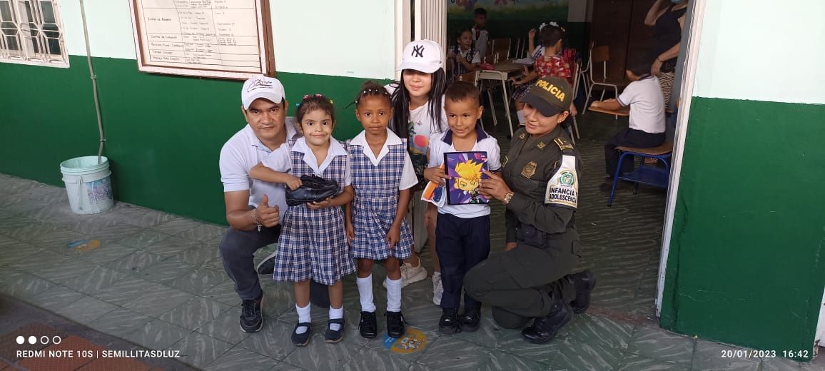Apoyo a niños y niñas de escasos recursos con la D