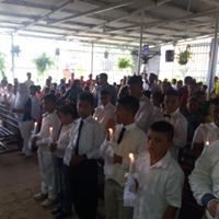 Niños de la fundación recibiendo los sacramentos d