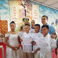 Niños de la fundación recibiendo los sacramentos d