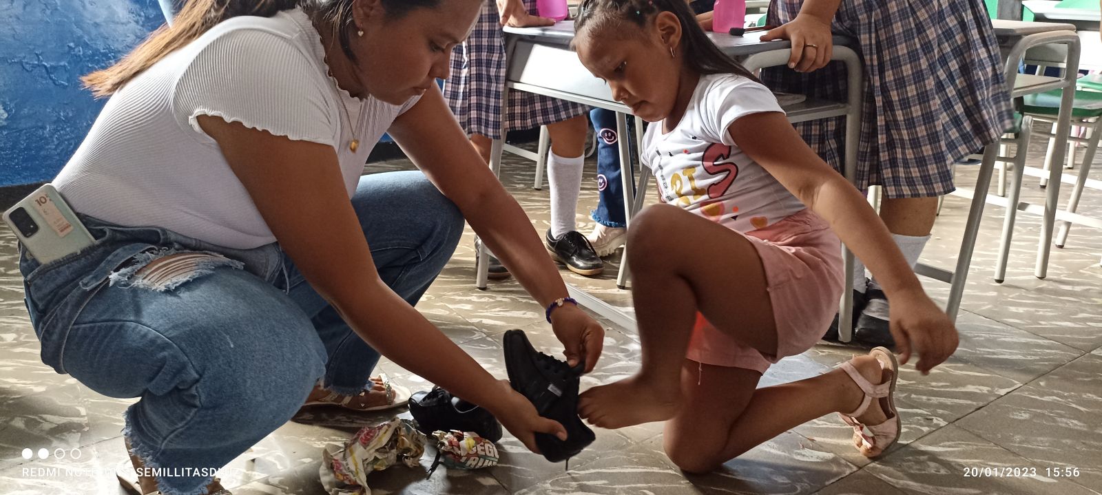 Apoyo a niños y niñas de escasos recursos con la D
