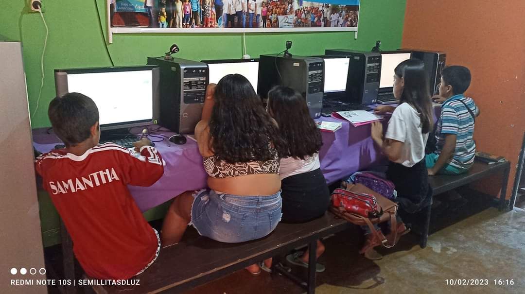 Niños y niñas de escasos recursos económicos cuent