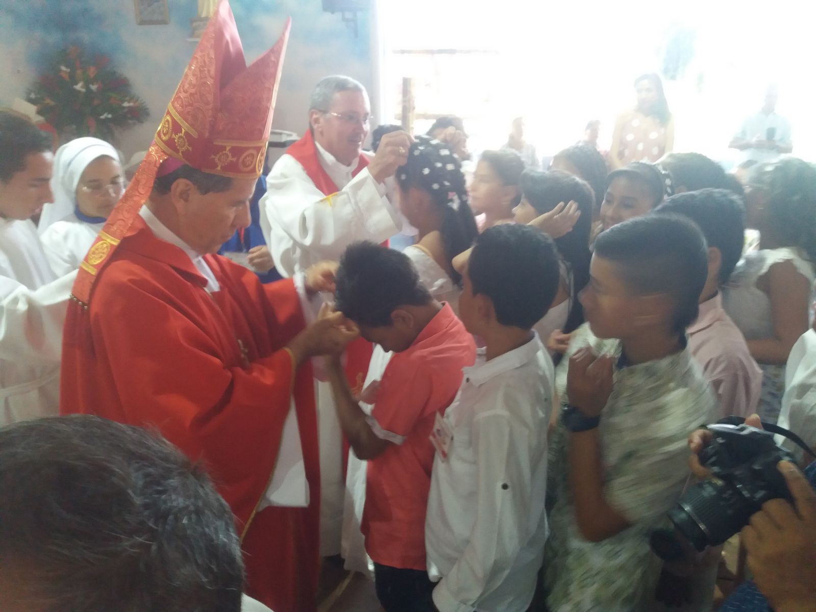 Niños de la fundación recibiendo los sacramentos d
