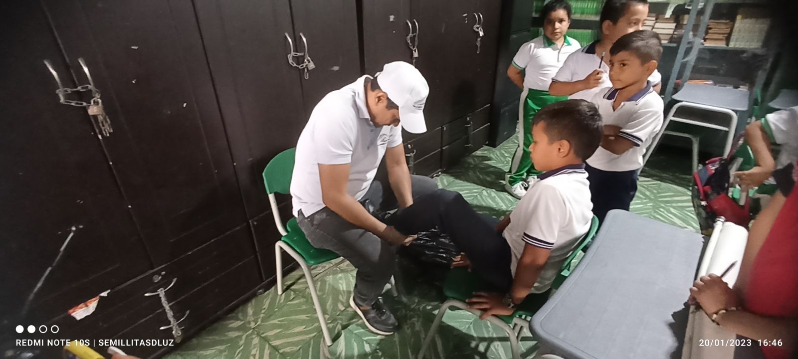 Apoyo a niños y niñas de escasos recursos con la D