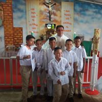 Niños de la fundación recibiendo los sacramentos d