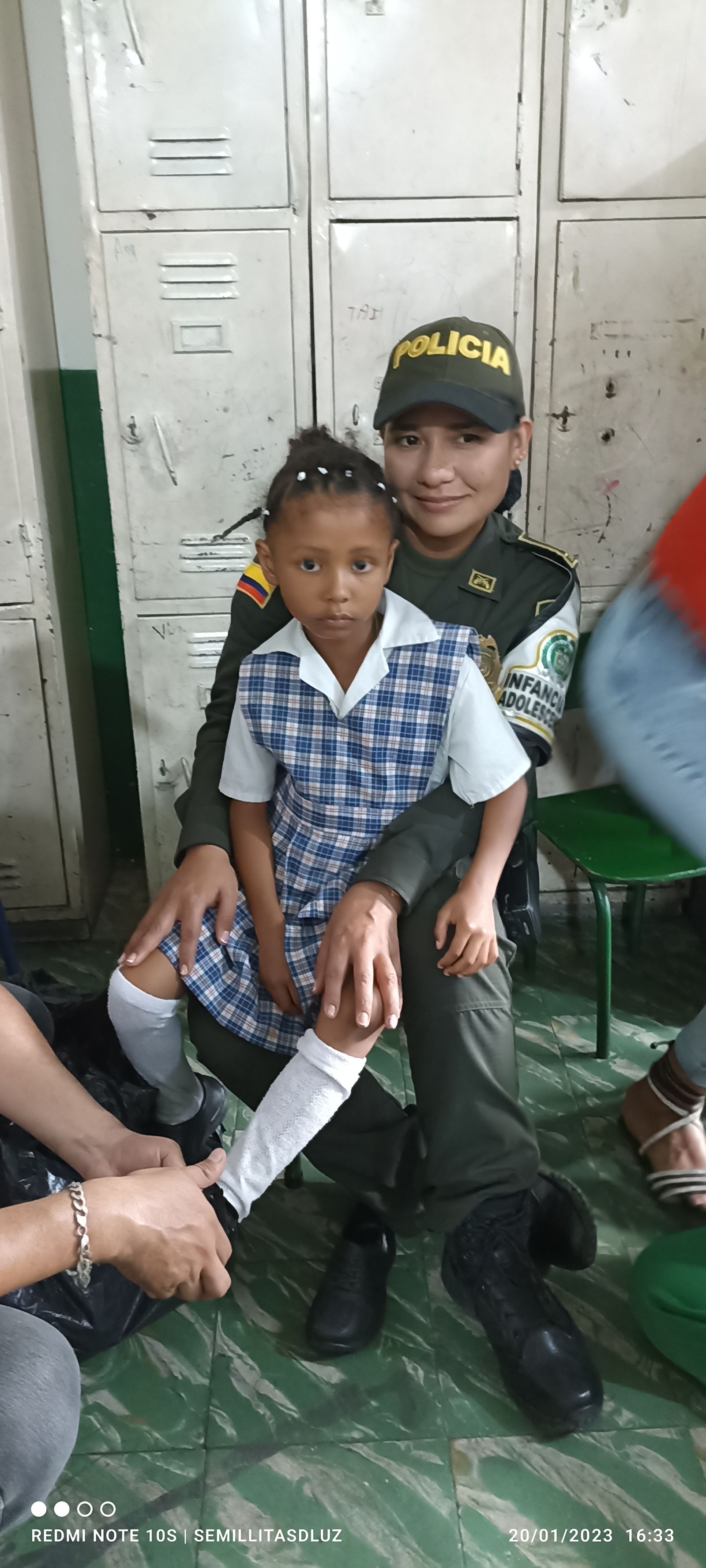 Apoyo a niños y niñas de escasos recursos con la D