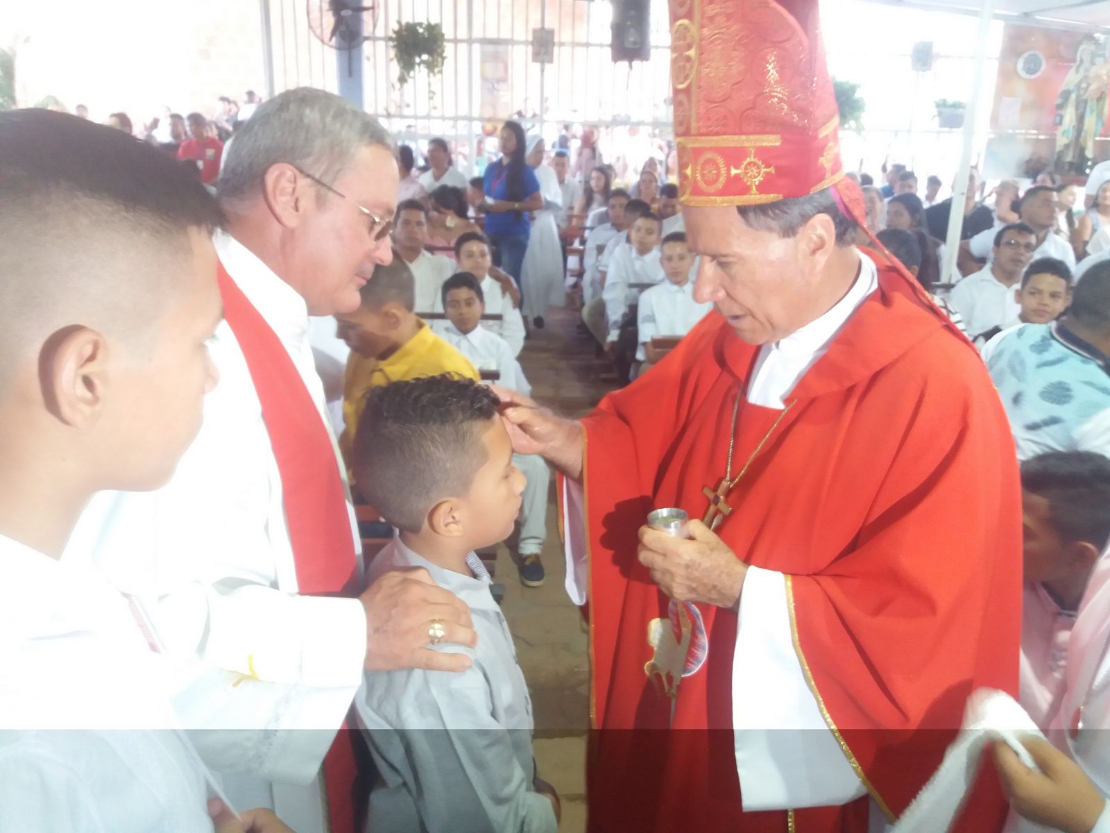 Niños de la fundación recibiendo los sacramentos d