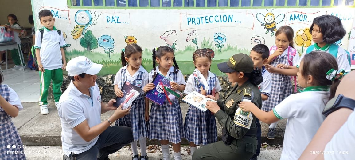 Apoyo a niños y niñas de escasos recursos con la D