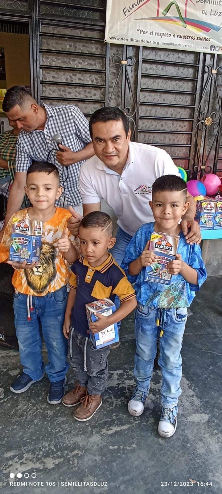 Celebración de Navidad con niños vulnerables