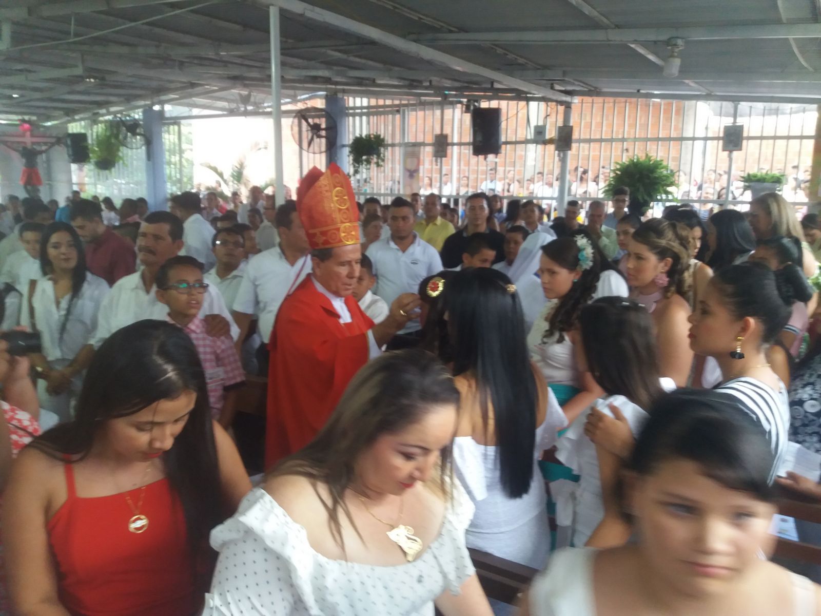 Niños de la fundación recibiendo los sacramentos d